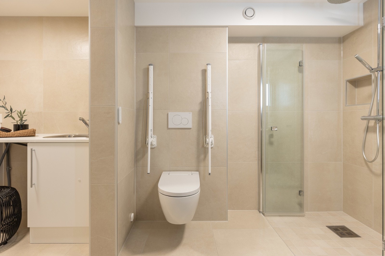 Delikat bad på 8,5 kvm renovert i 2024 - stilrene materialer, dusj med tak- og hånddusj, og vegghengt toalett med spylefunksjon. Galleribilde