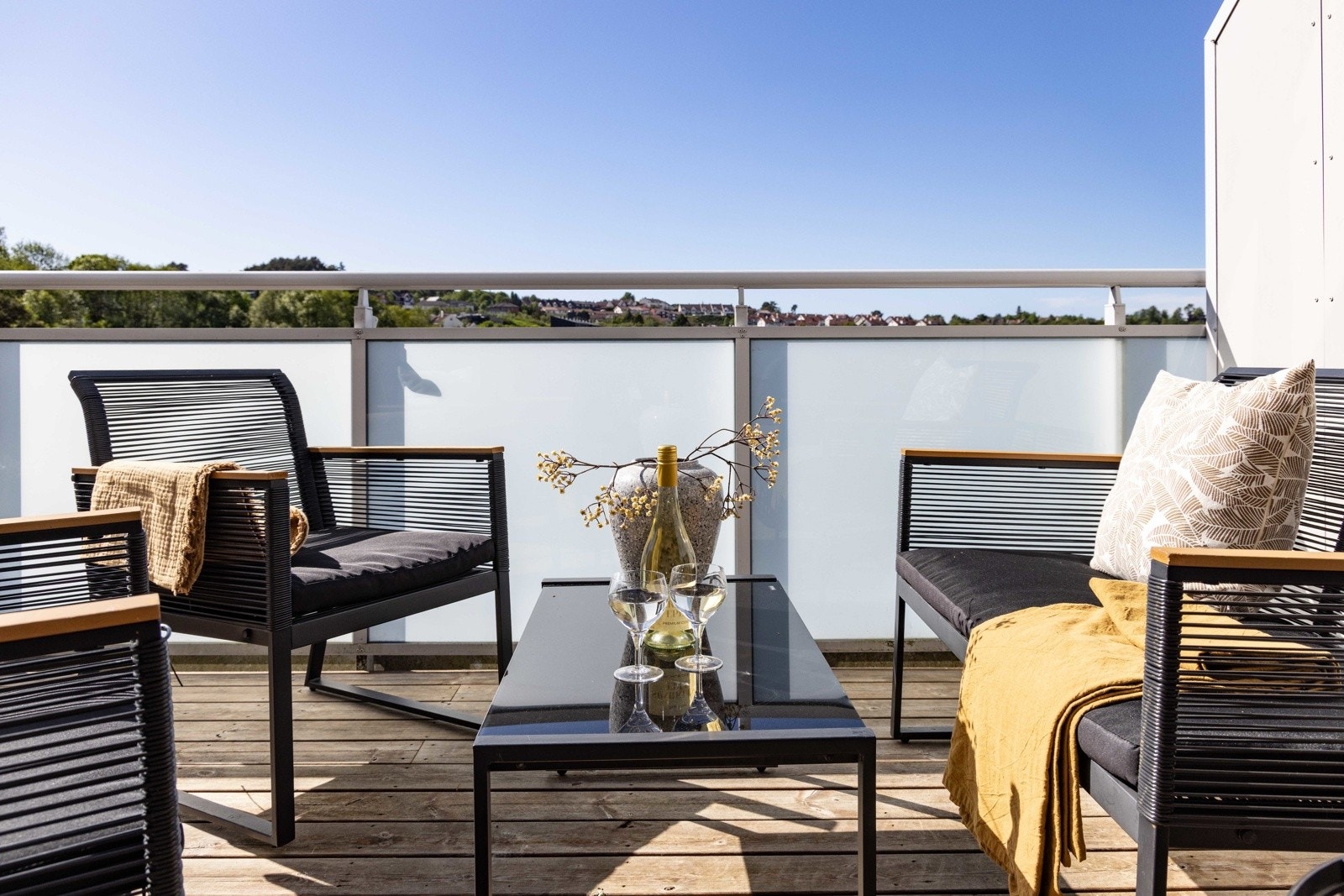 En perfekt uteplass for både rolige stunder og hyggelige sammenkomster. Galleribilde