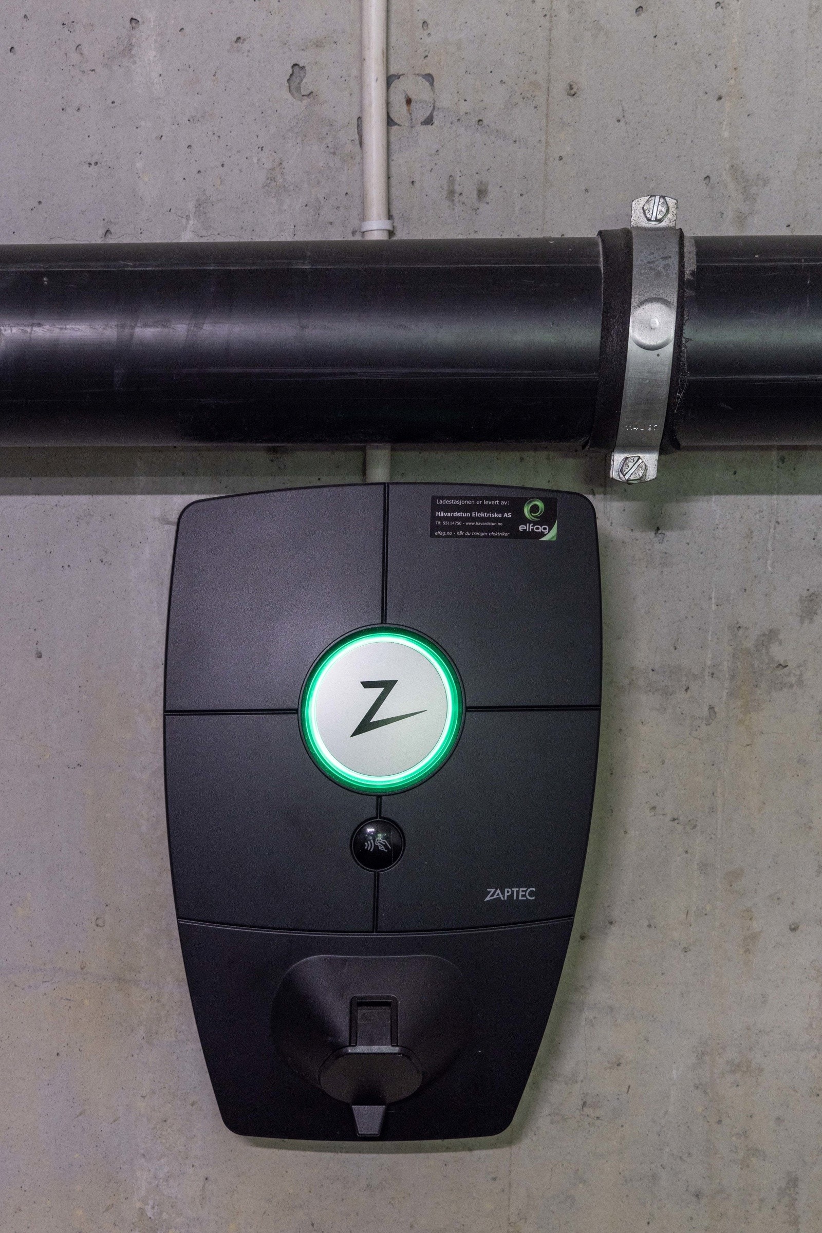 Det er montert elbil-lader ved garasjesplassen. Galleribilde