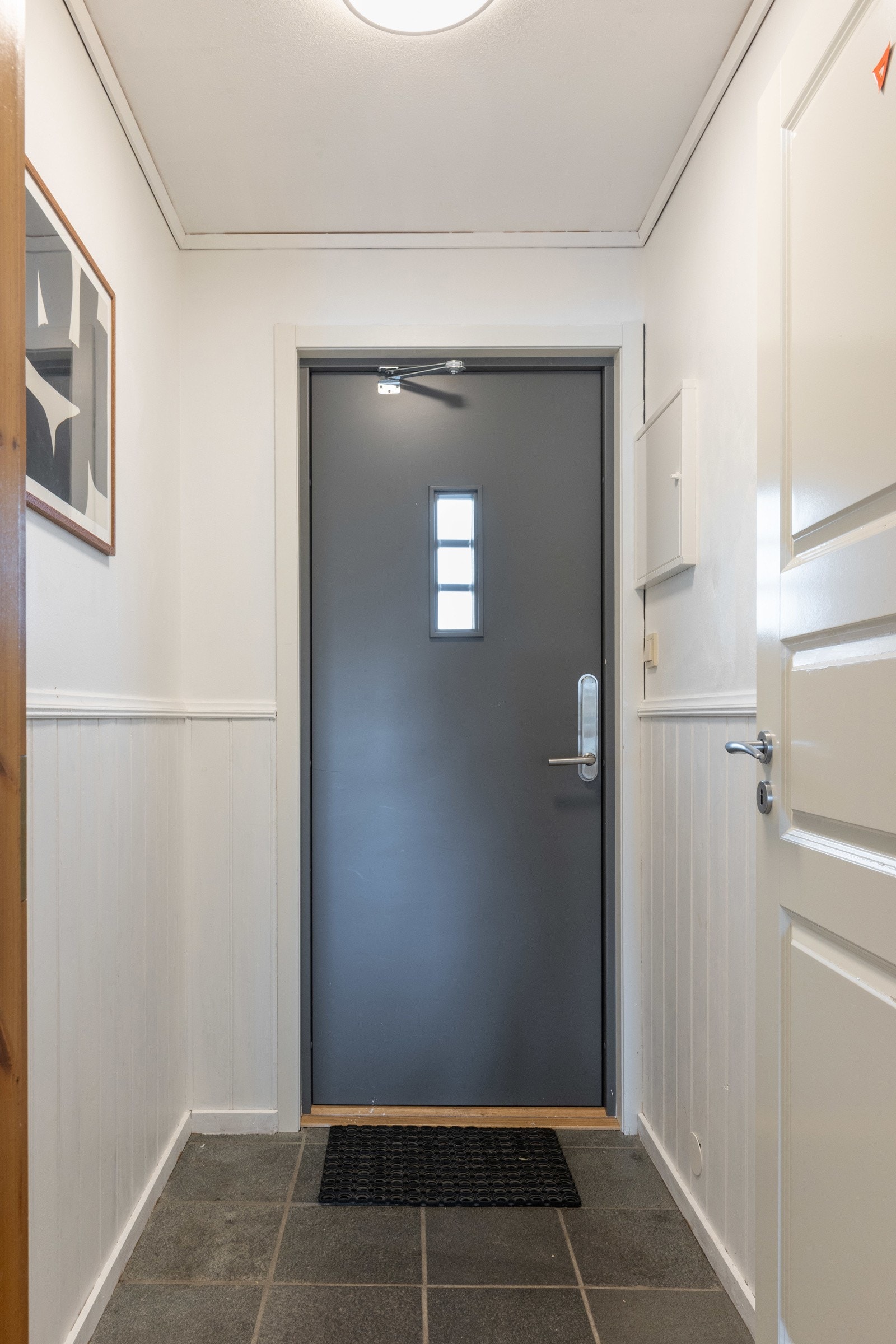 Innbydende entré med fliser, god veggplass og praktisk planløsning. Galleribilde