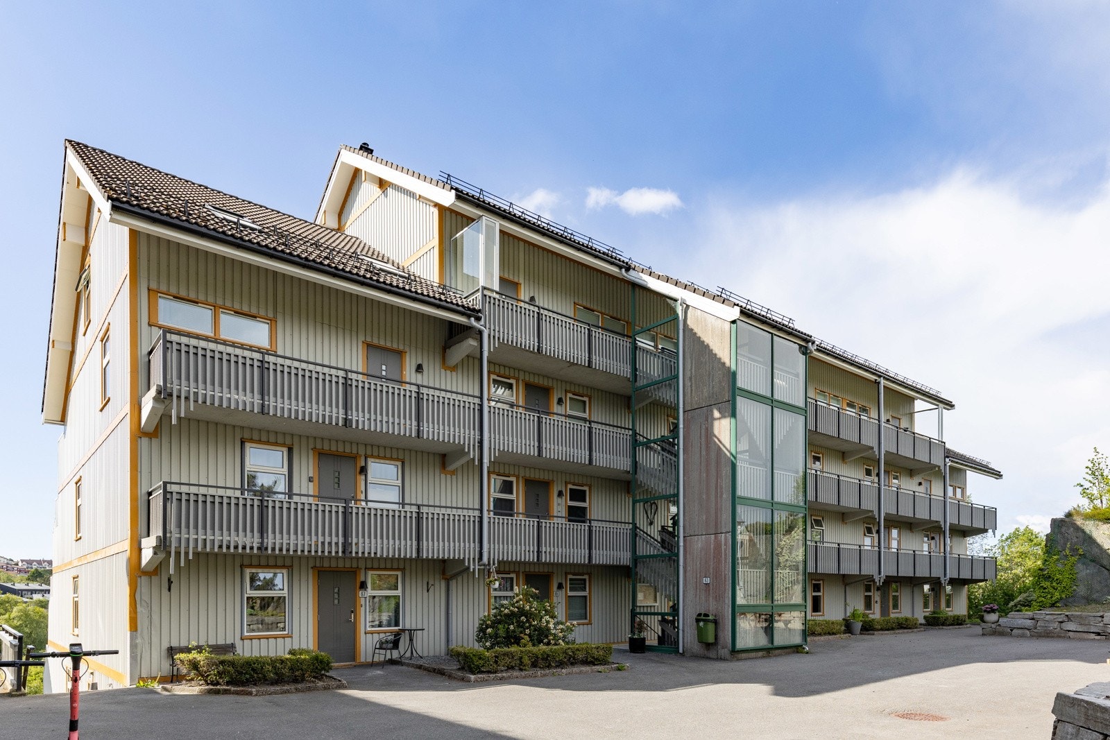 Garasjeanlegg under bakken med fast plass og elbillader - trygt, tørt og bekvemt. Galleribilde