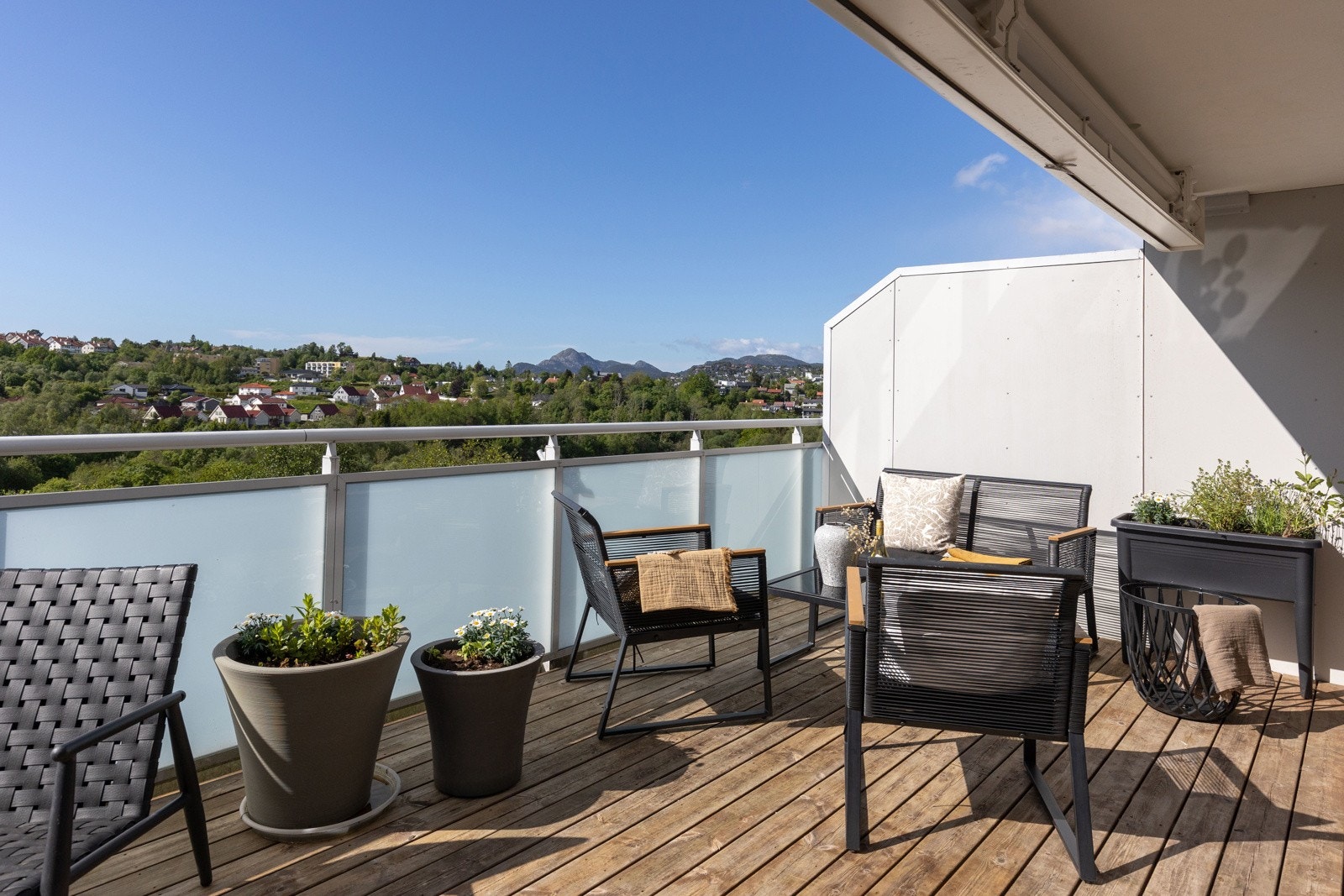 Høyt og tilbaketrukket med fri utsikt. Lys 4-roms med solrik terrasse på 20 m², nytt bad i 24 og garasjeplass m/lader. Galleribilde