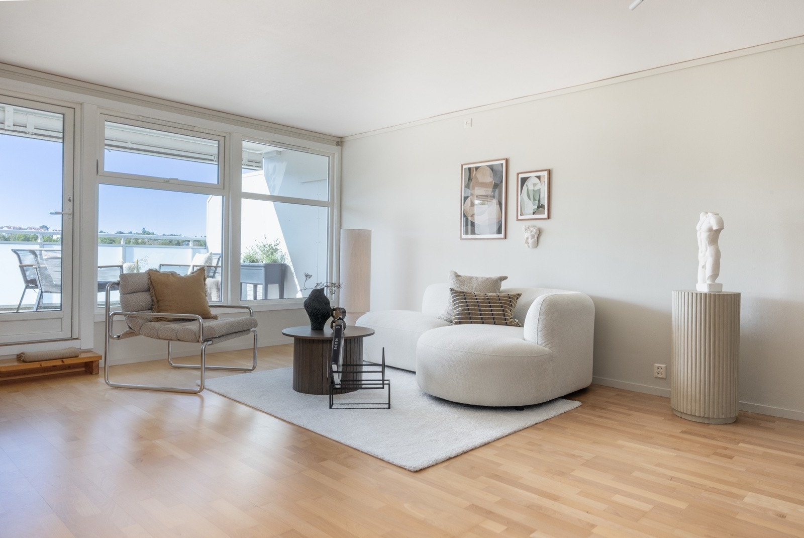 Lettmøblerte flater i lyse farger og varm atmosfære. Galleribilde