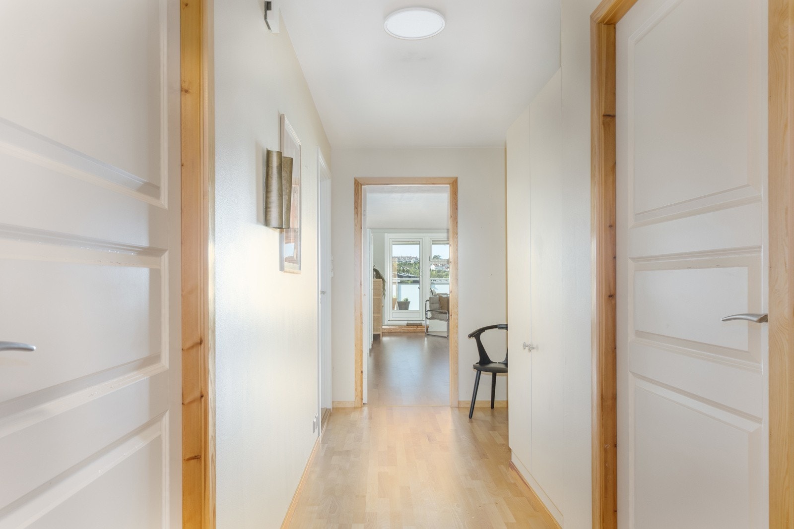 Lys og oversiktlig gang som binder boligen elegant sammen. Galleribilde