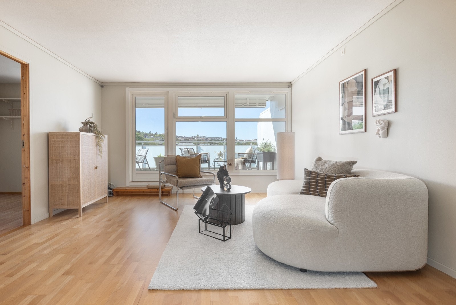 Store vindusflater sikrer rikelig med naturlig lys. Galleribilde