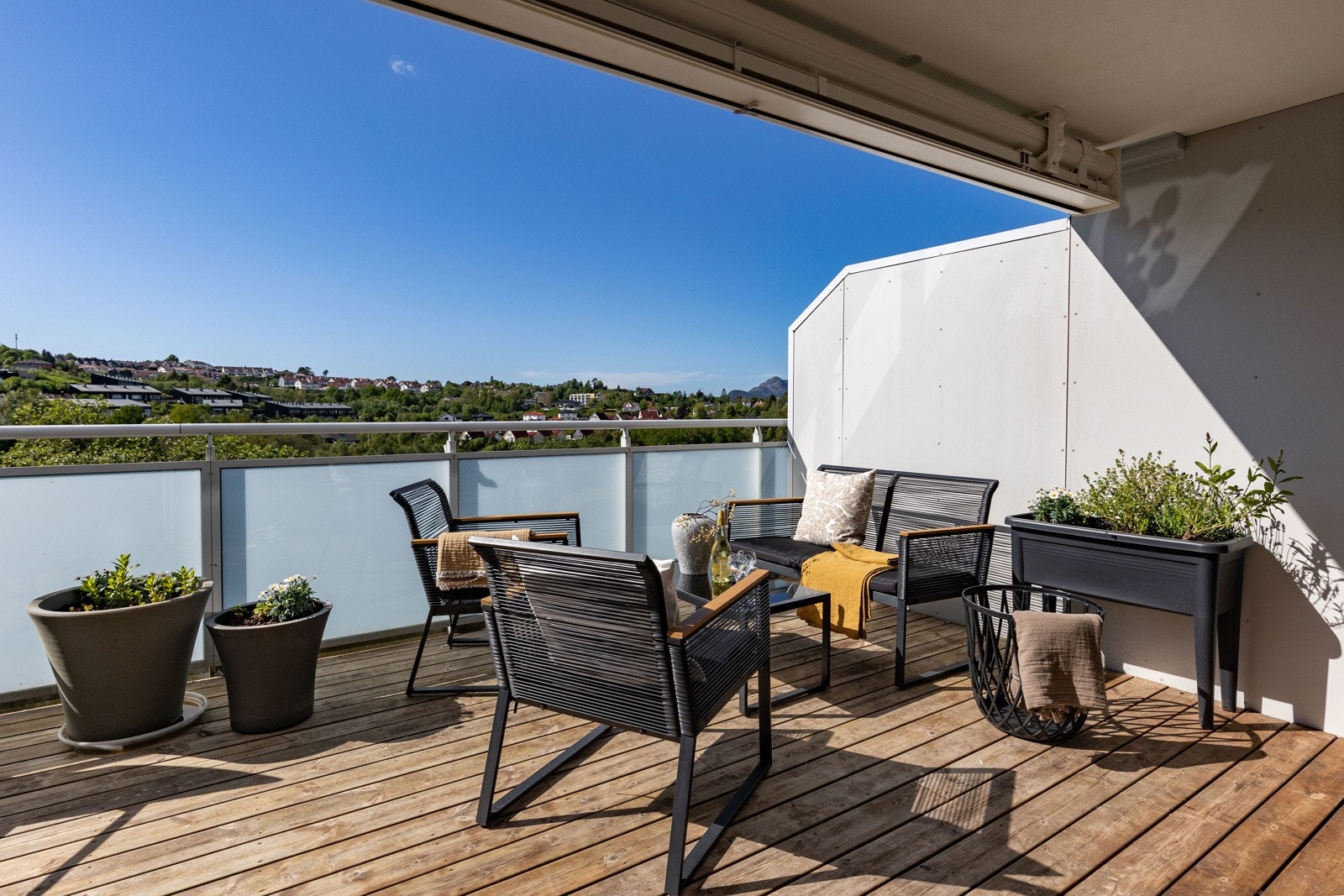 20 kvm stor, solrik terrasse med elektrisk markise og spektakulær utsikt mot Løvstakken og Lyderhorn. Galleribilde