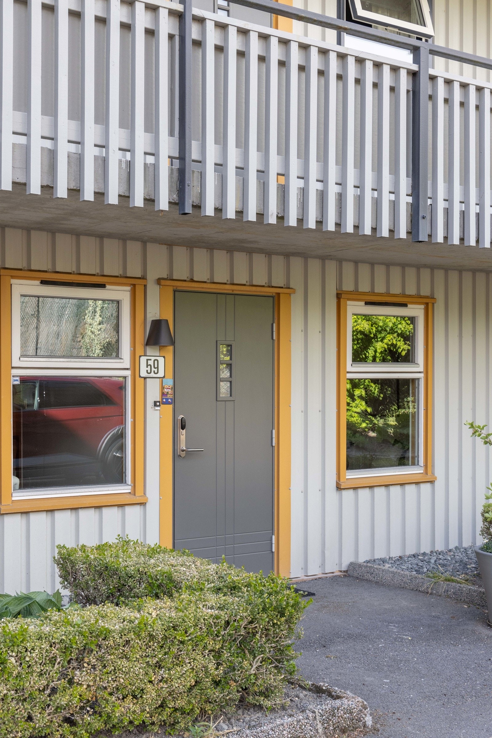 Egen inngang fra utsiden av bygget gir eneboligfølelse og en lun velkomst i morgensolen. Galleribilde