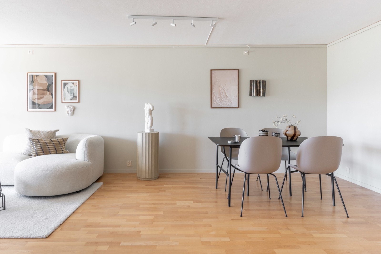 Åpen og sosial planløsning med plass til både spisegruppe og salong. Galleribilde