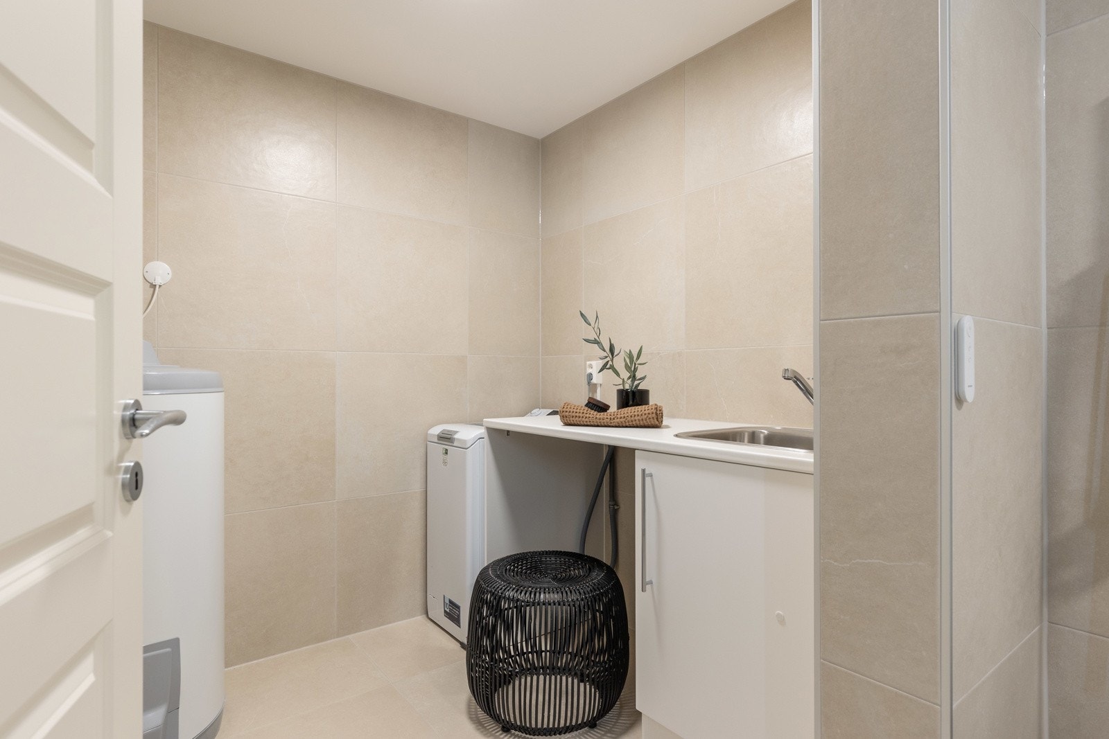 Separat vaskesone med god benkplass, utslagsvask og opplegg for vaskemaskin - praktisk og ryddig. Galleribilde