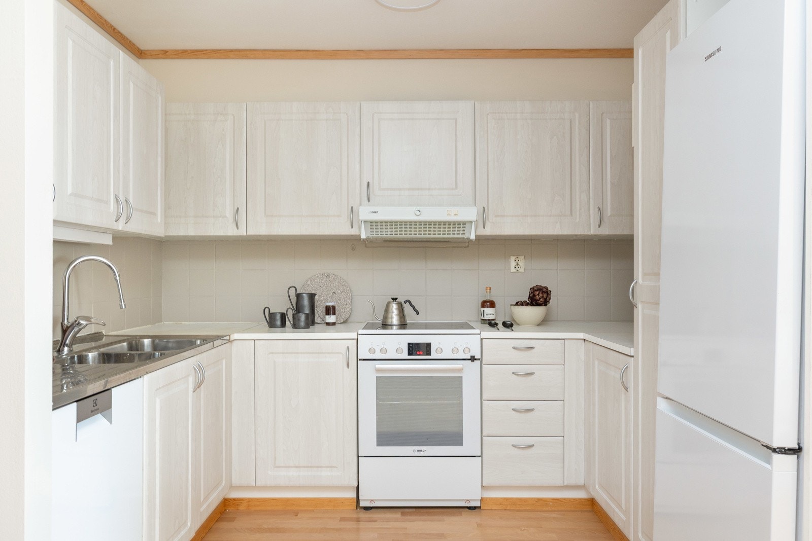 Kjøkkenet ligger i en åpen løsning sammen med stuen. Det er allikevel tilbaketrukket i en egen sone som gjør at rommens ulike funksjoner kommer godt frem. Galleribilde