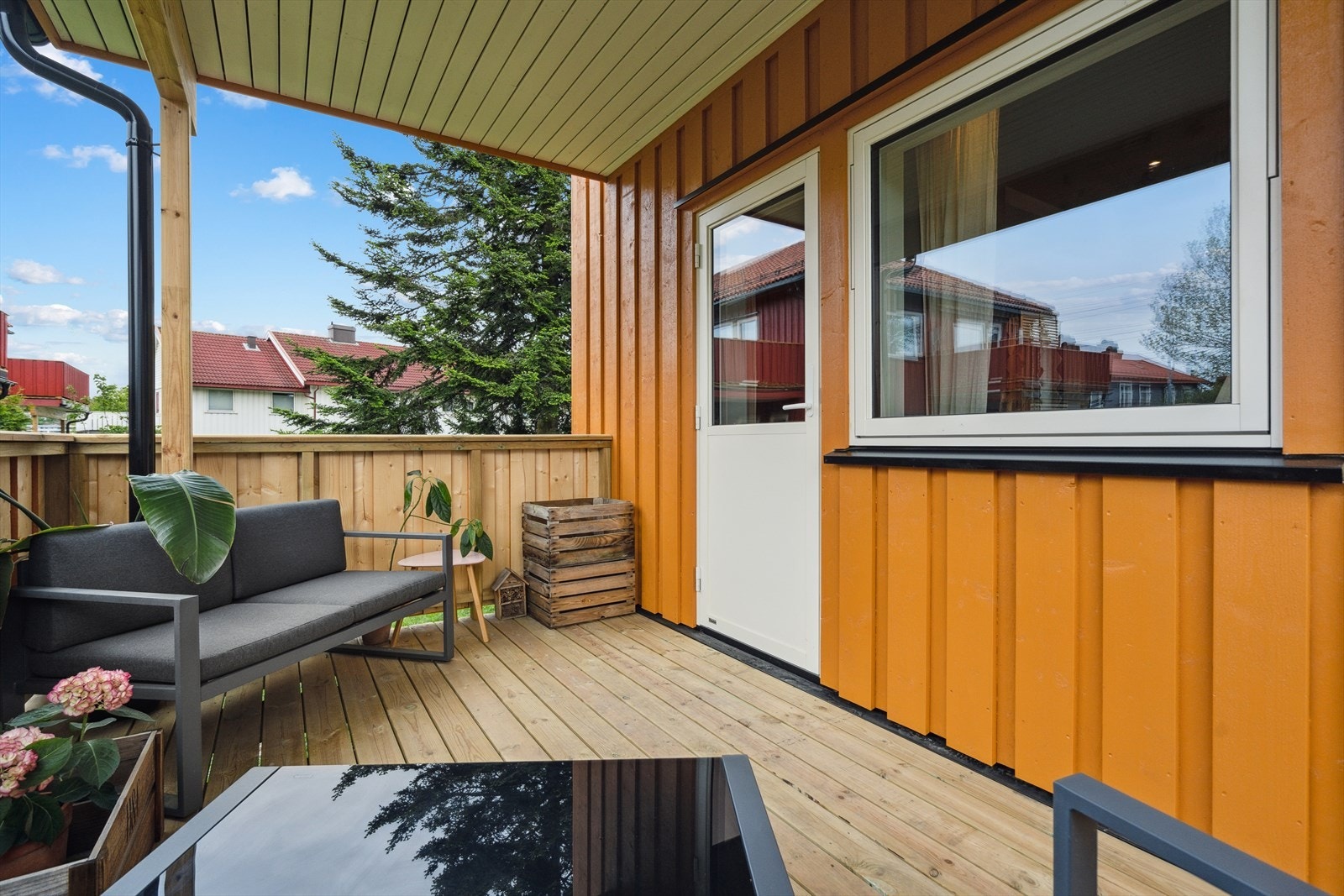 Fra kjøkken/gang er det utgang til en deilig, overbygget terrasse med kveldssol. Galleribilde
