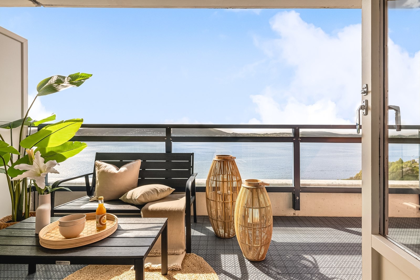 Bo sentrumsnært, sentralt, solrikt og tett på fjell og sjø. I 10. etasje i Helleveien har du alt du trenger, og litt til. Galleribilde