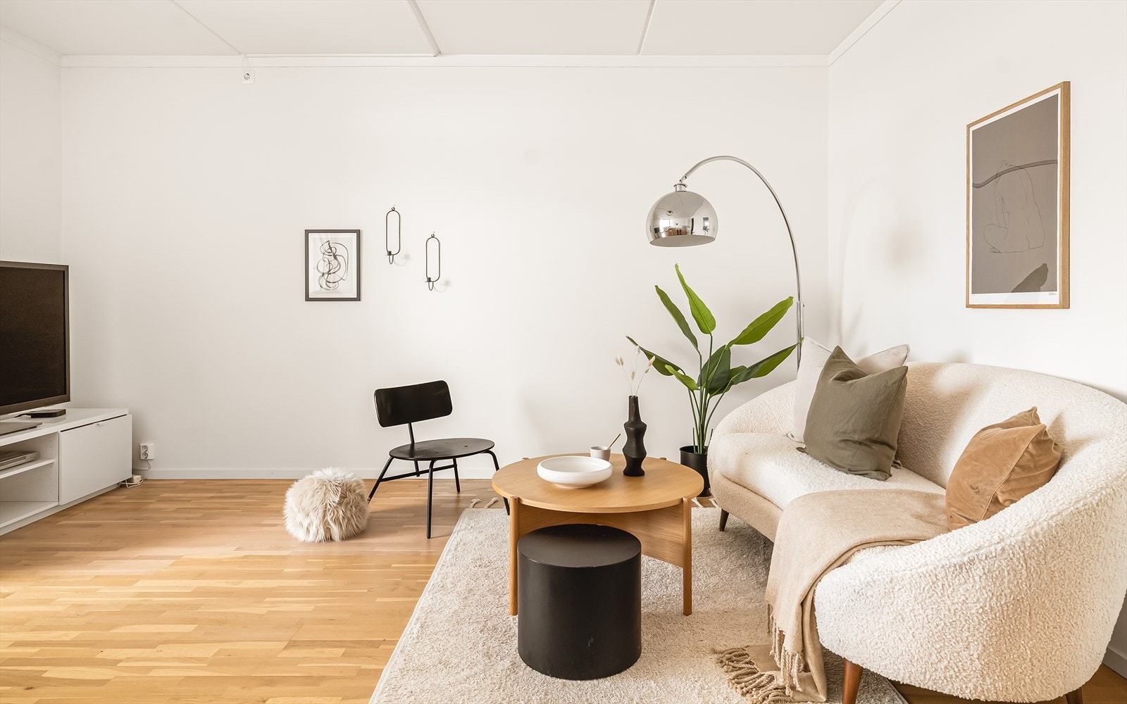 Stue er lett å innrede med sofagruppe i tillegg til spisebordet. Galleribilde