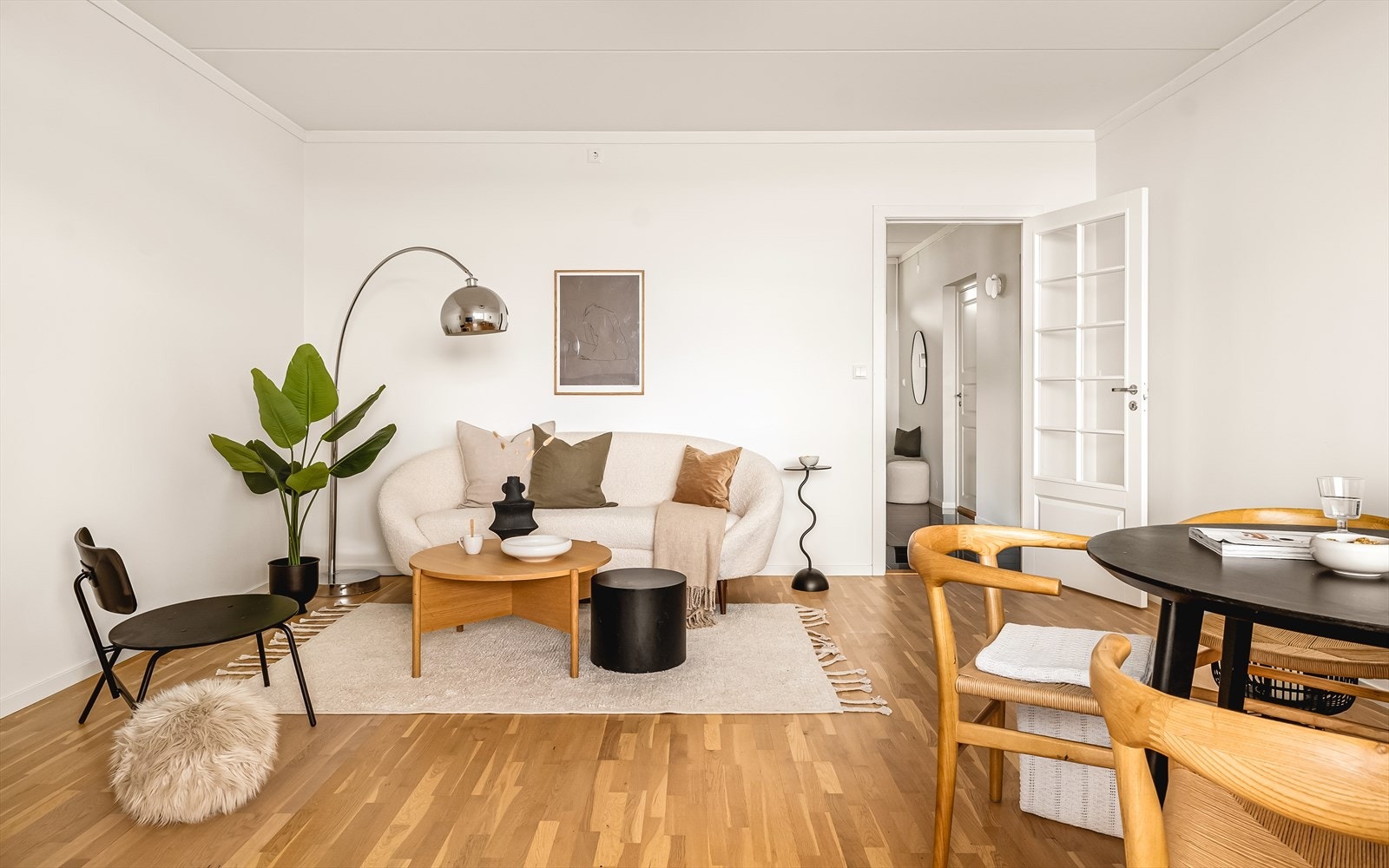 Det er parkett på gulv og slette overflater. Enkelt å sette eget preg på leiligheten. Galleribilde