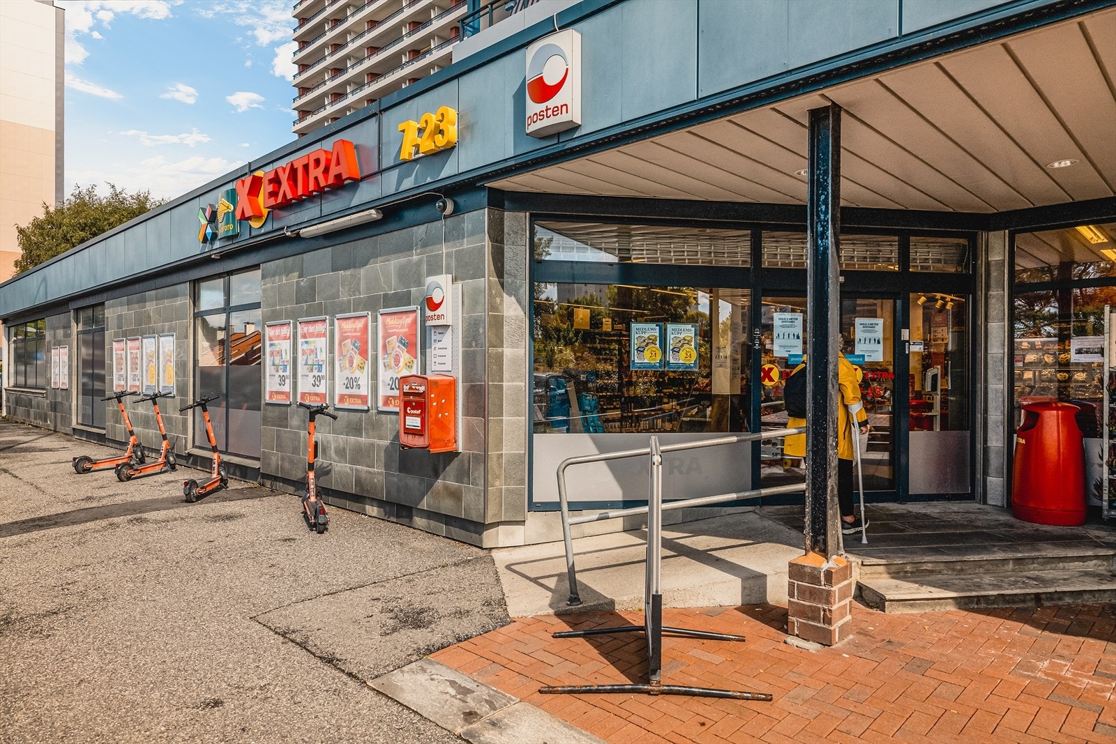 1 min til Coop, med post i butikk. Det er ca. 10 min kjøring til Bergen sentrum. Galleribilde