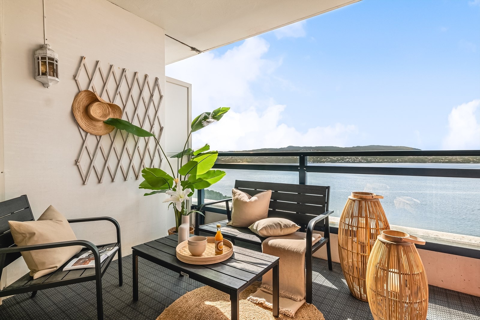 11 m² altan har rom for god sittegruppe. Vestvendt altan har gode solforhold fra ettermiddag til sene sommerkvelder. Galleribilde