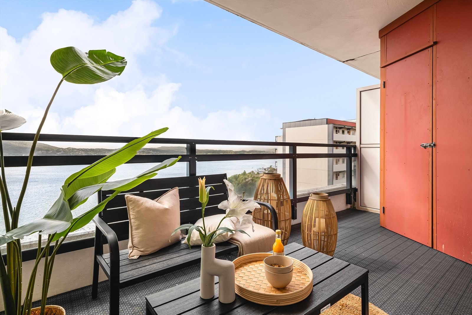 Det er dør inn til en utvendig bod, som gjør det enkelt å stue vekk f.eks. puter når de ikke er i bruk. Galleribilde