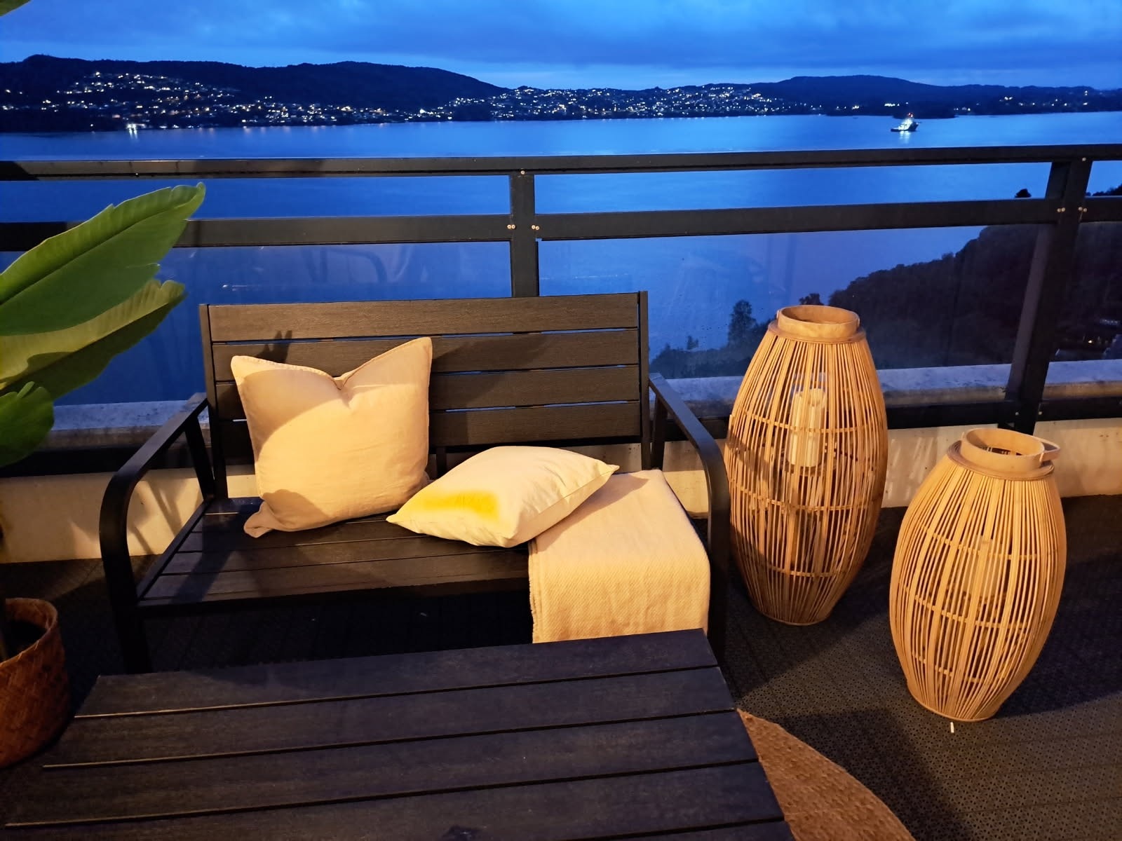 Vakkert om kvelden med belysningen på andre siden av fjorden. Foto: privat Galleribilde