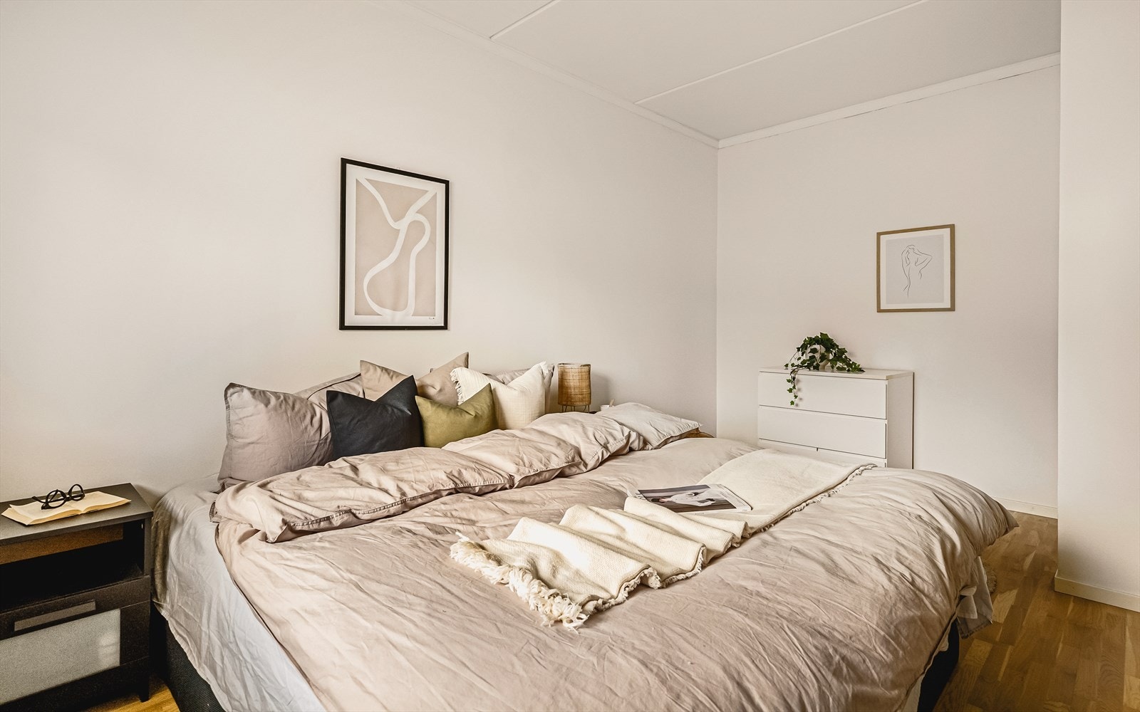 Nisje innerst i rommet er veldig velegnet for garderobeskap, som da ikke stikker ut i rommet (f.eks. skyvedører). Galleribilde