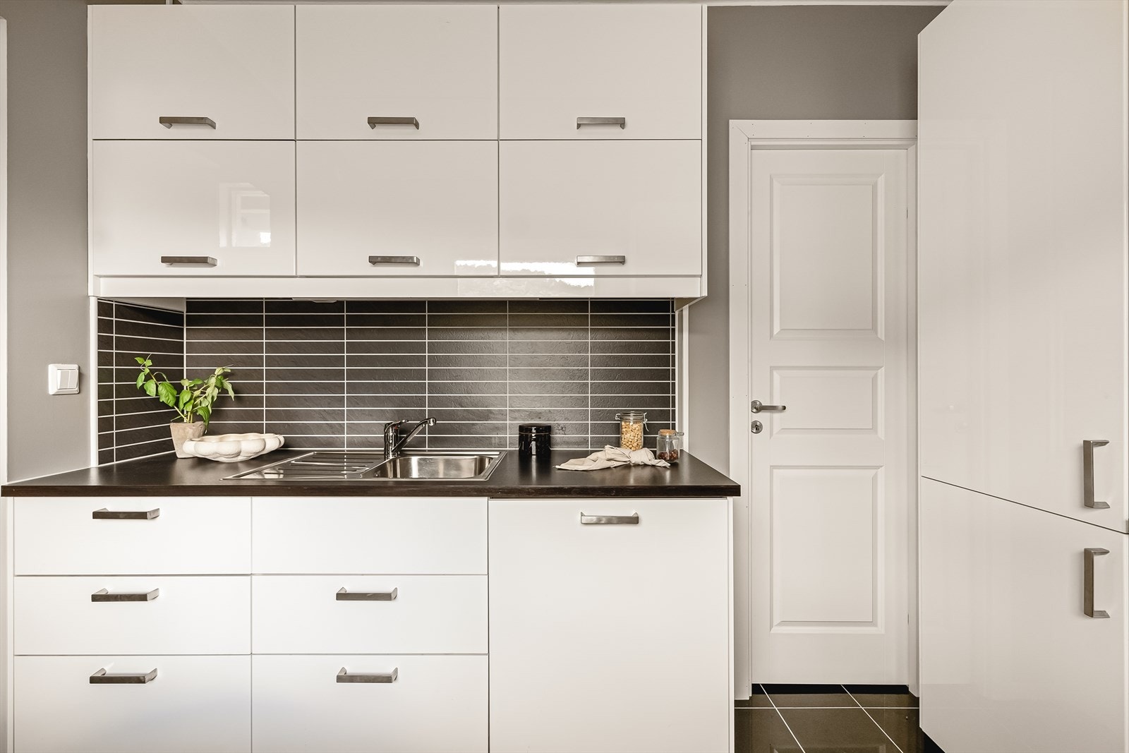 Fra kjøkken er det tilkomst til vaskerom/bod. Her er vaskemaskin (medfølger handelen), samt oppbevaringsplass til diverse man ønsker lett tilgjengelig. Galleribilde