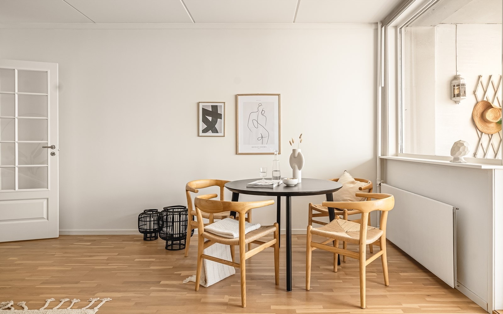 Rom for å møblere med spisebord - kanskje med ileggsplater til større selskaper? Galleribilde