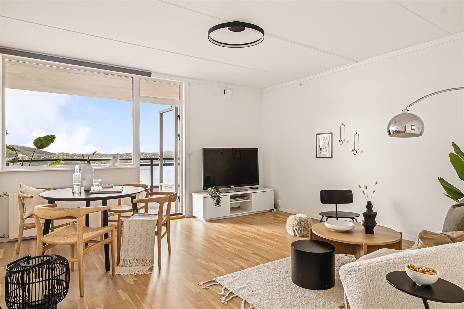 Romslig stue (21,5 m²) har ingen innsyn, nydelig utsikt og er lett å møblere i soner. Galleribilde