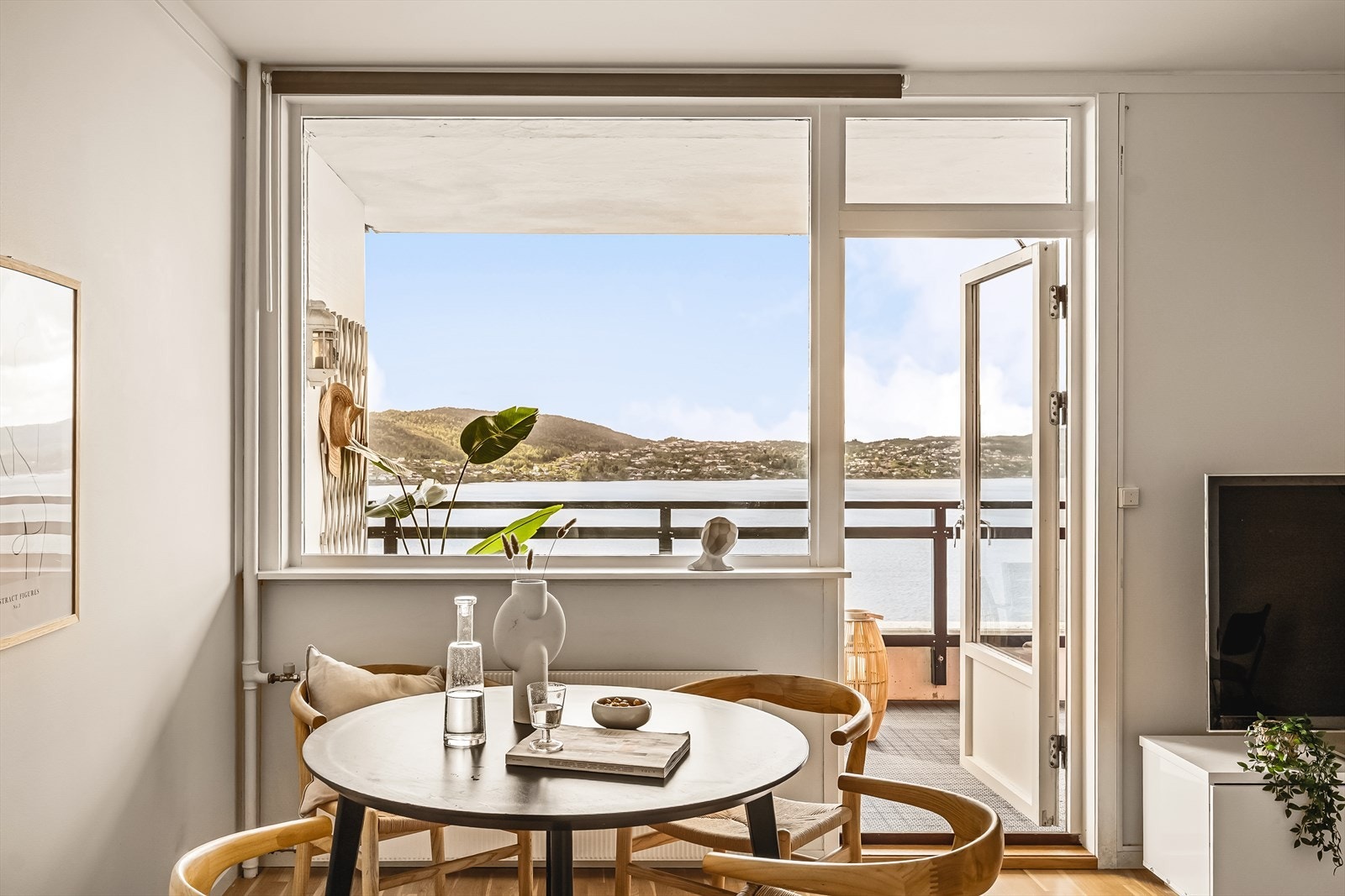 Altan er delvis overbygget, som gjør det praktisk for utemøblene å bli stående. Galleribilde