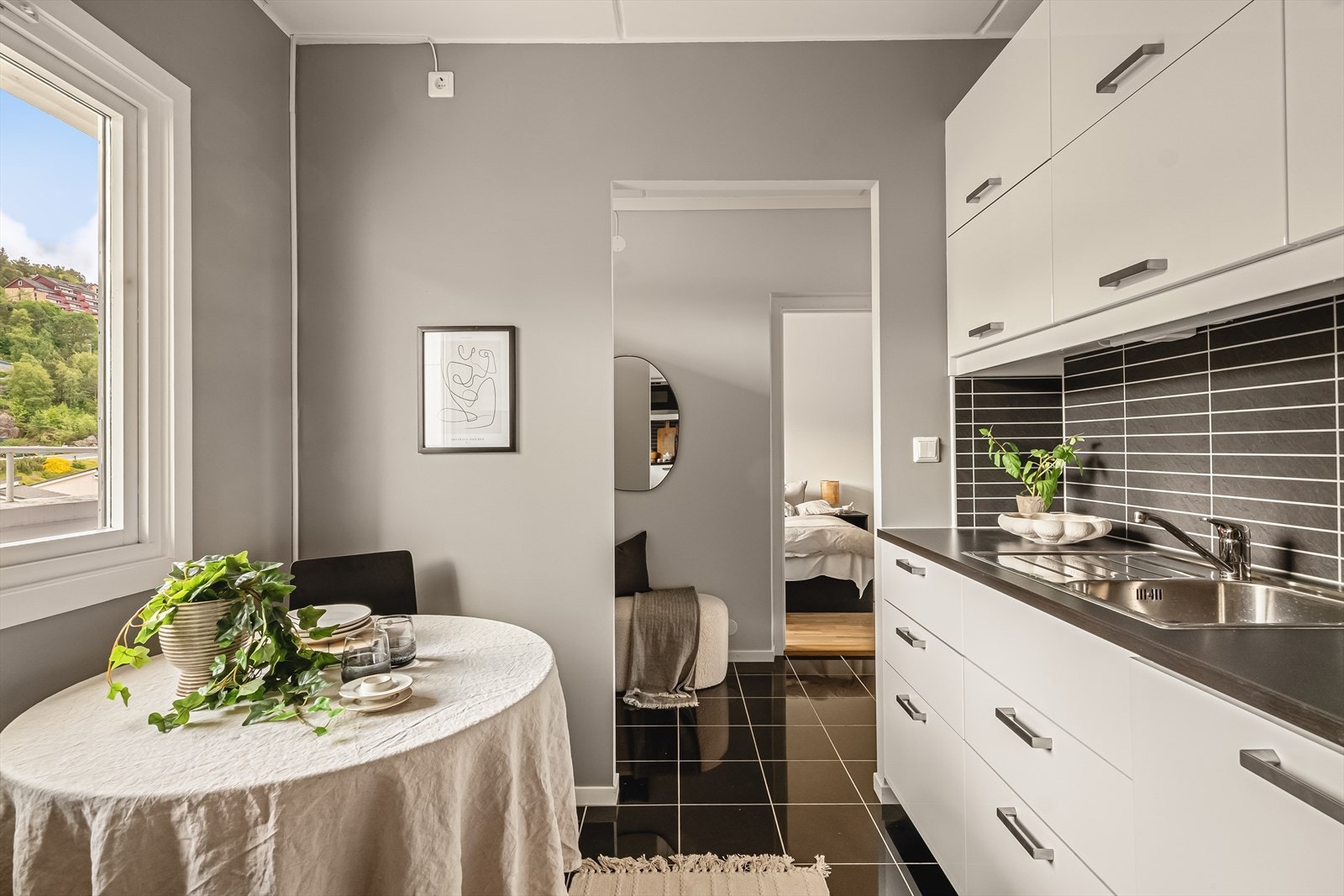 Her er alle integrerte hvitevarer inkludert; platetopp med induksjon, stekeovn, kombiskap, oppvaskmaskin og mikrobølgeovn. Galleribilde