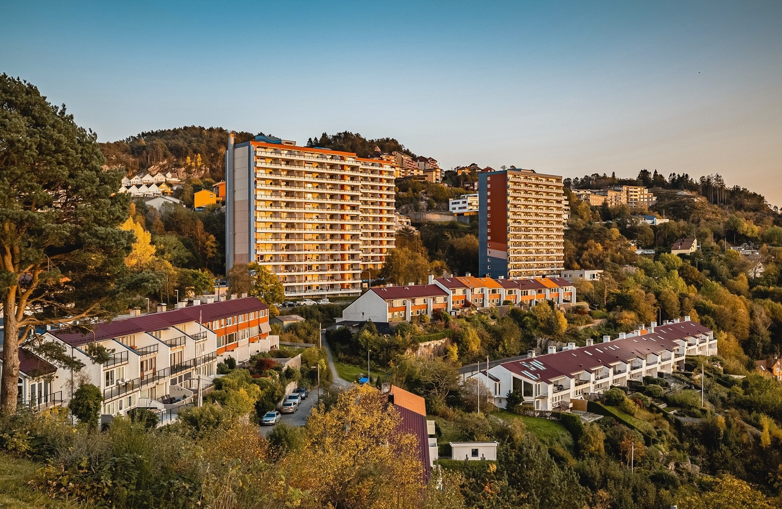 Området er tilrettelagt - og attraktivt for absolutt alle livsfaser. Det er dagligvarebutikk (Coop) rett ved bygget. Galleribilde