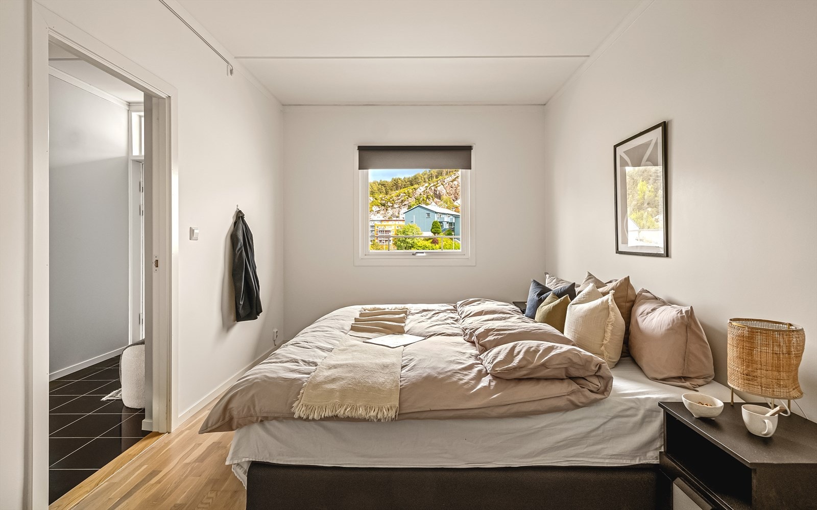 Rommet er østvendt, og har dermed morgensol og ligger svalt til om kvelden. Galleribilde