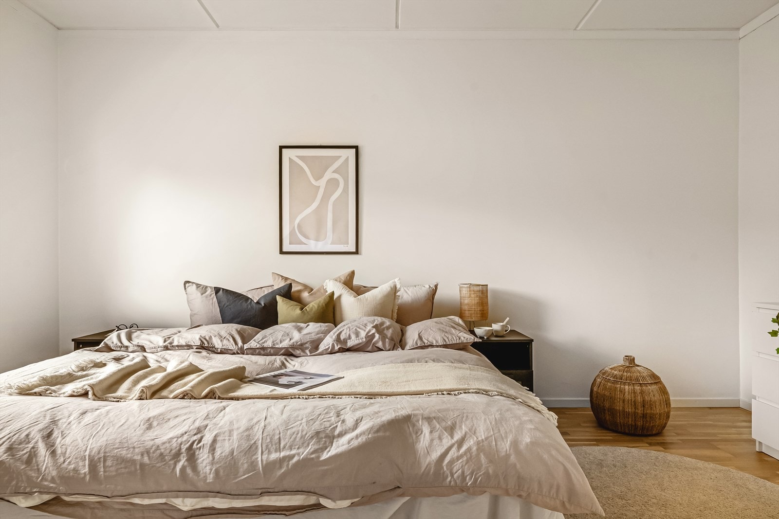 Soverommet er hele 12,2 m². Rikelig plass til dobbeltseng, nattbord på hver side og garderobeløsninger. Galleribilde