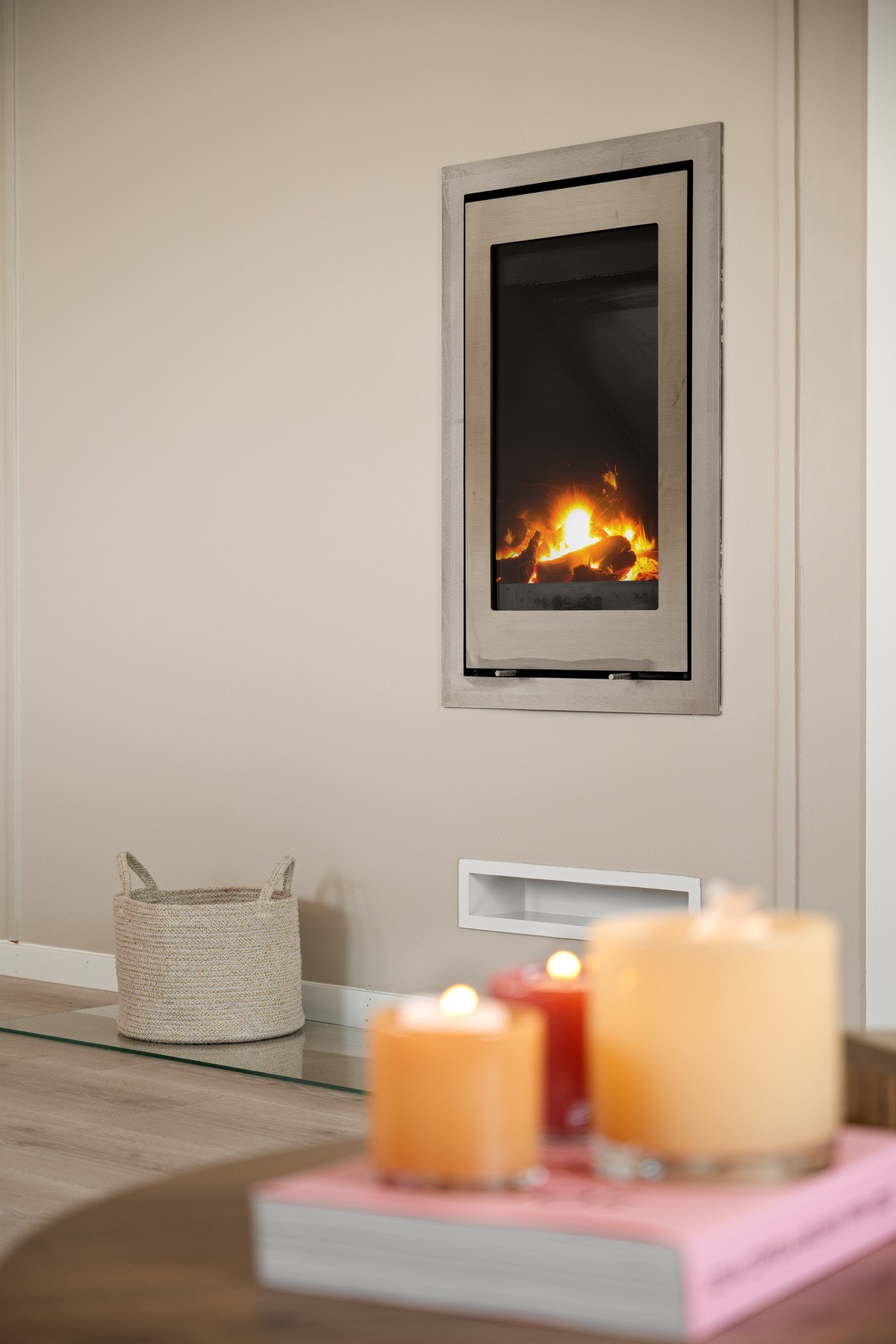 Moderne innebygd peis i stuen Galleribilde