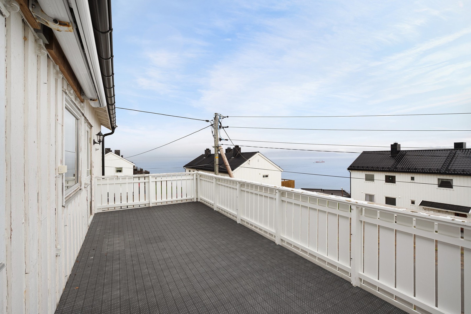 Balkong med gode utsikts- og solforhold Galleribilde