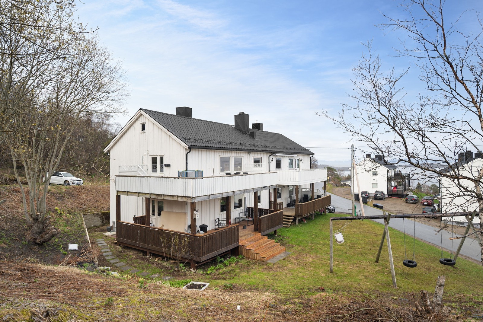 Leiligheten ligger i rolige omgivelser nært flott natur og turområder, samtidig som det er kort vei inn til sentrumsområdet Galleribilde