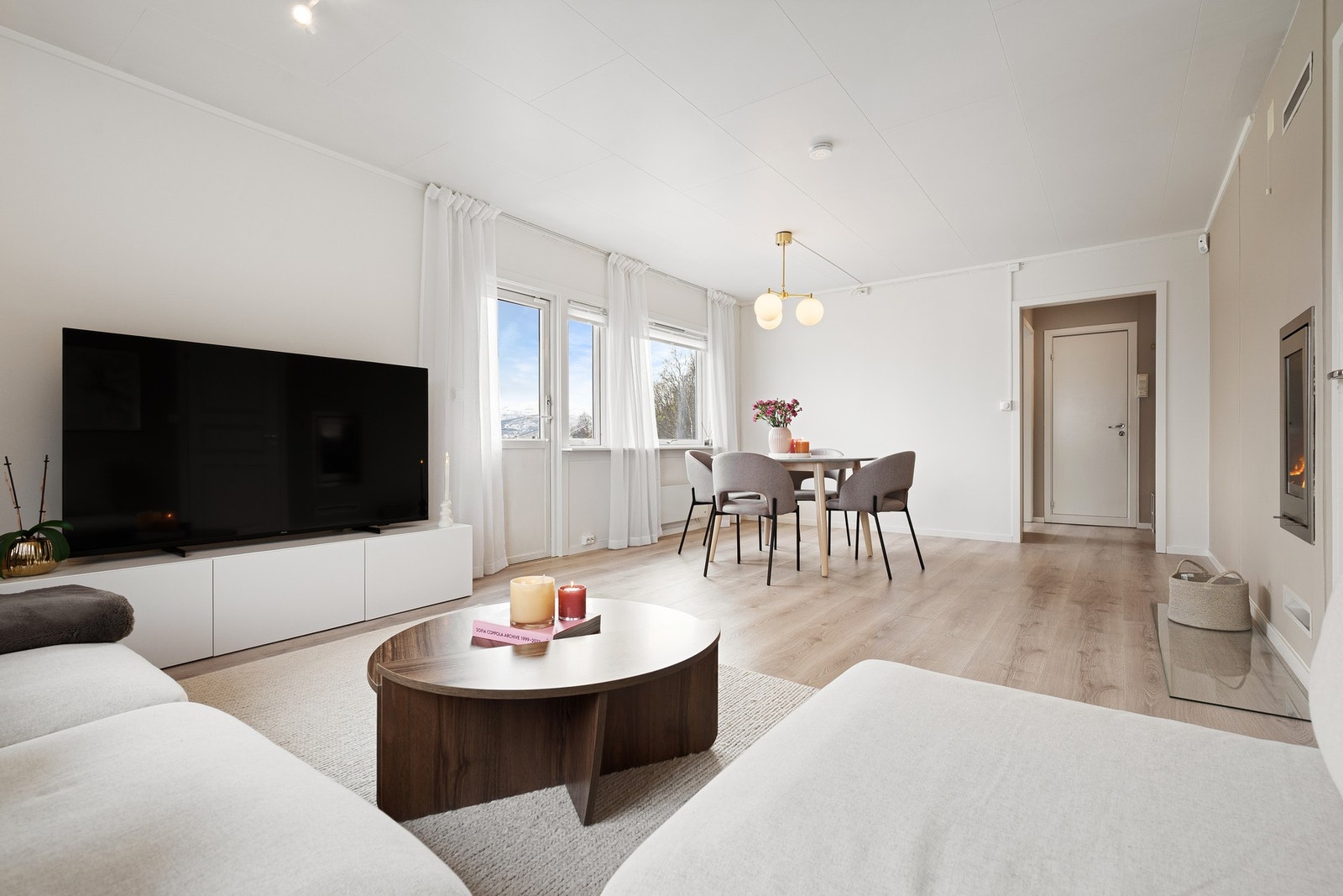 Fra stuen er det utgang til stor balkong på ca. 19 kvm Galleribilde