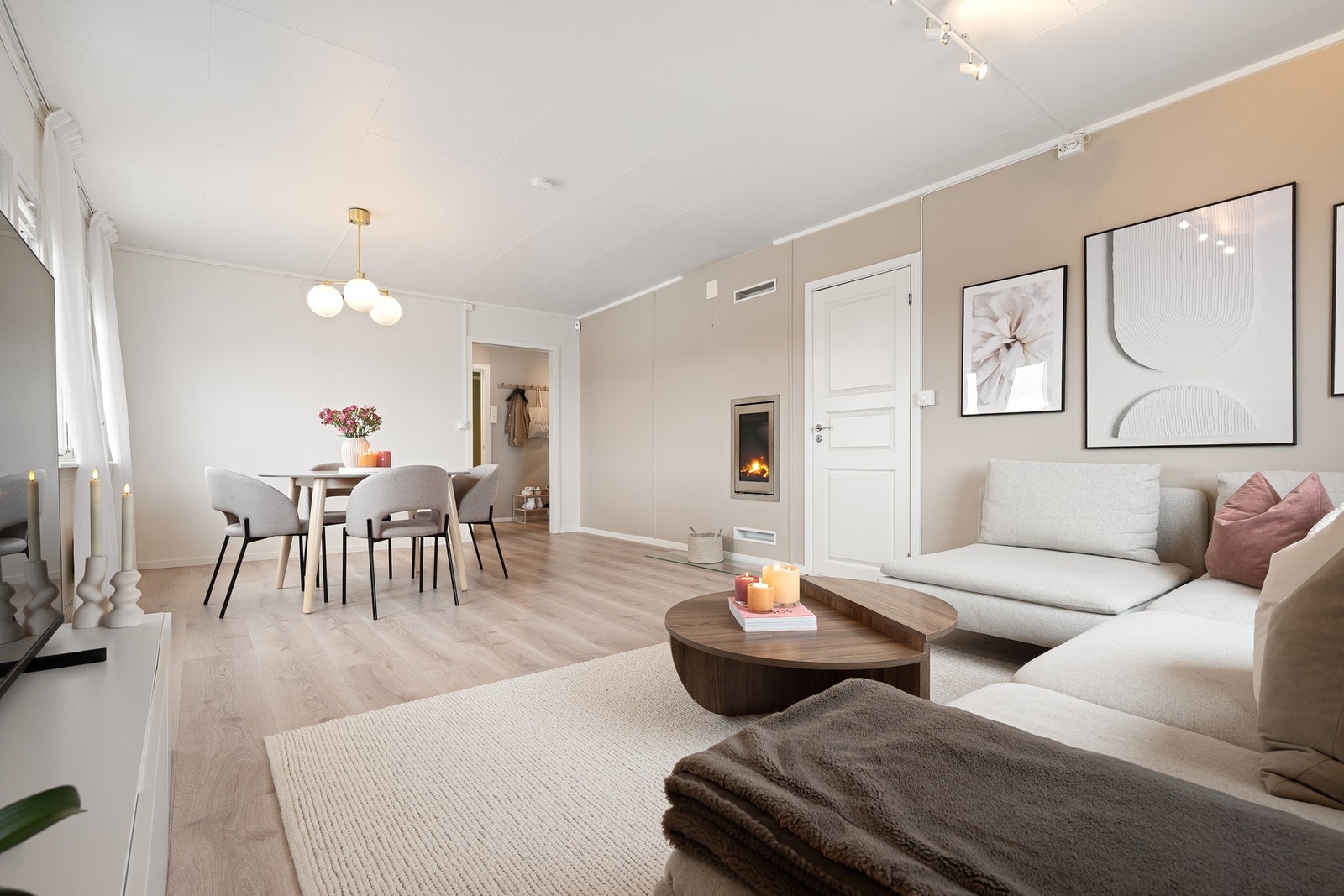 Leiligheten er betydelig oppusset og fremstår svært innbydende Galleribilde