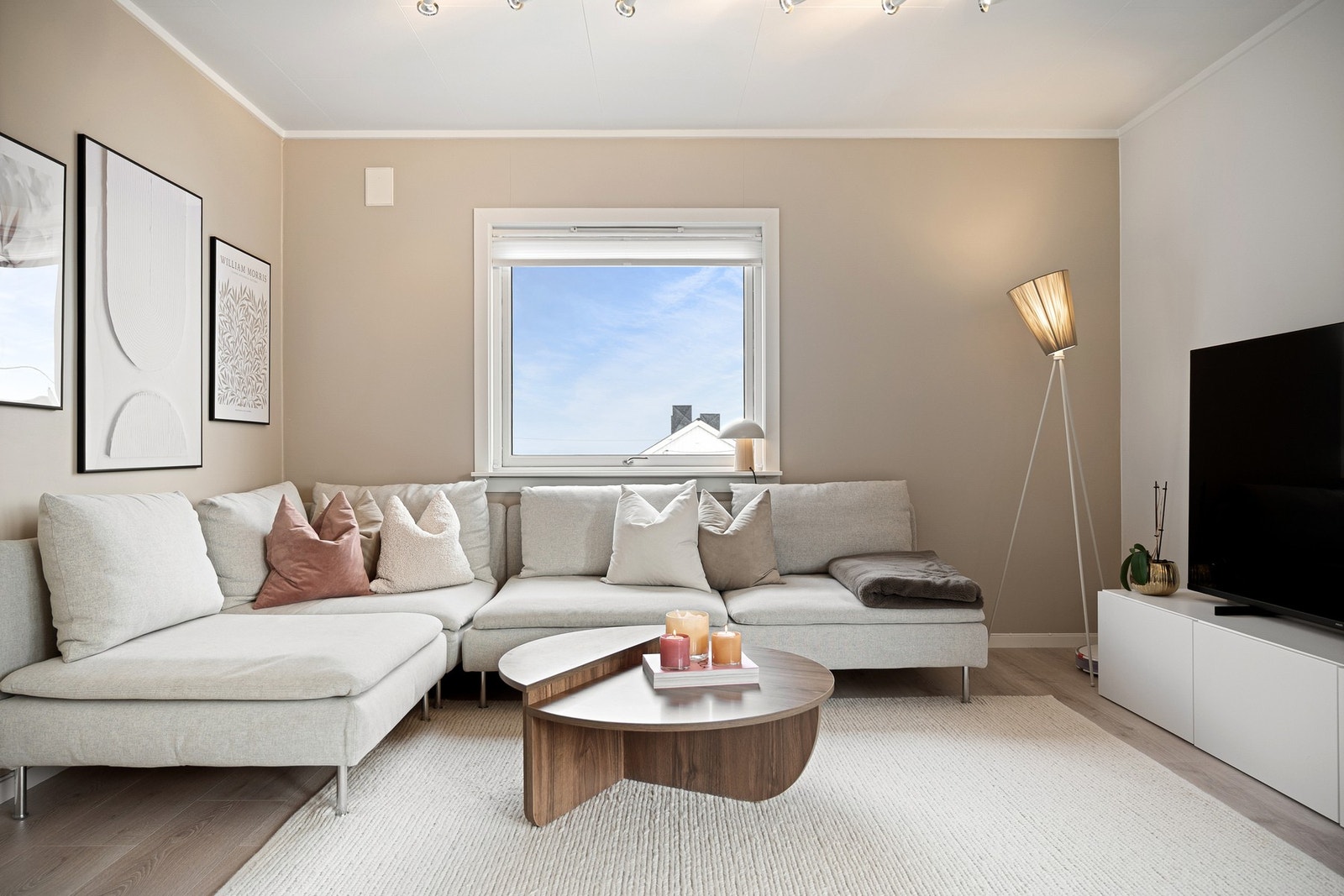 Leiligheten er gjennomført i delikate fargevalg Galleribilde