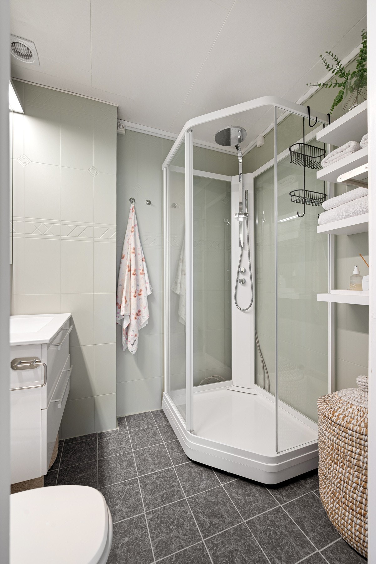 Bad med fliser på gulv og varmekabler Galleribilde