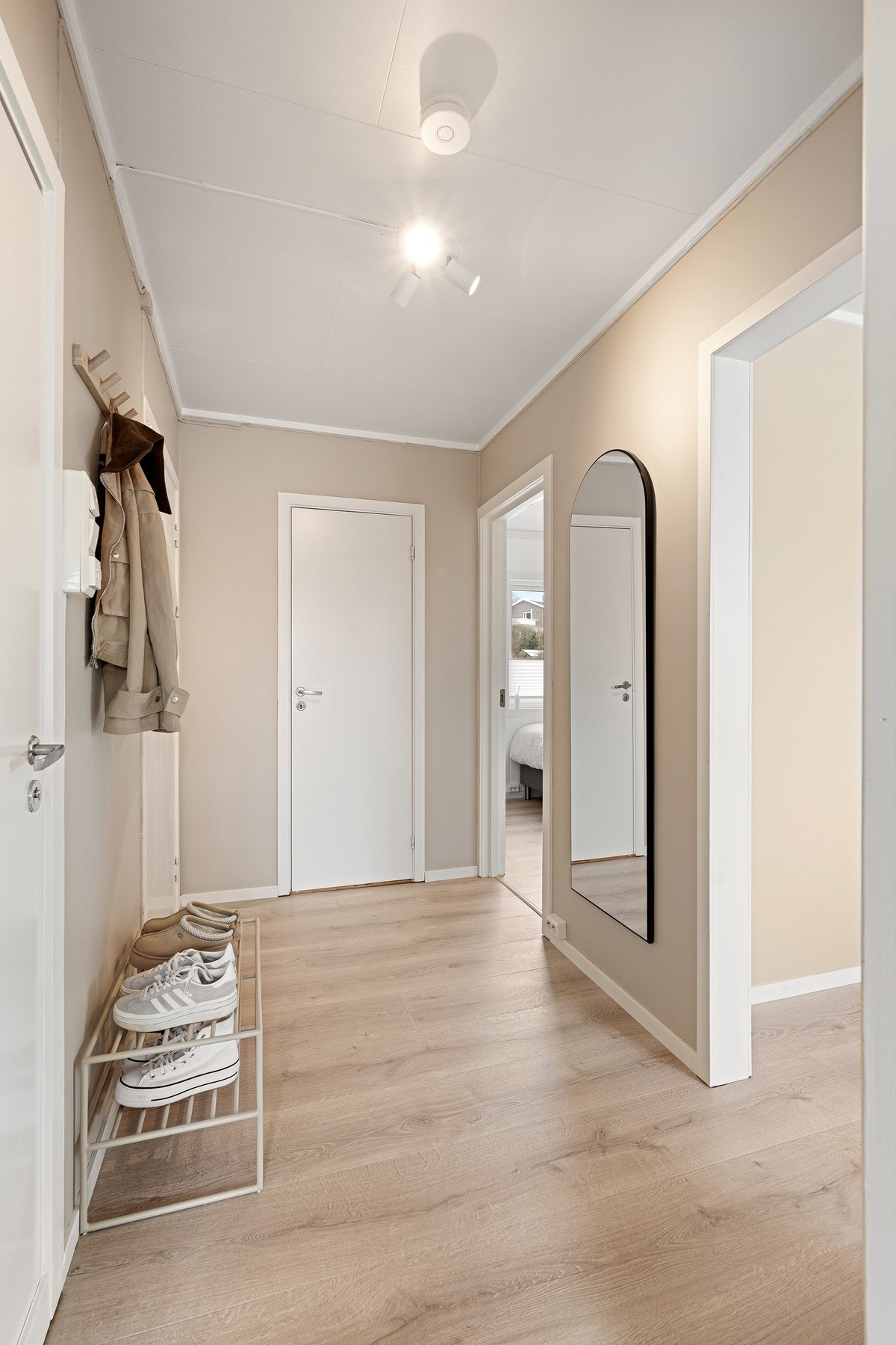 Gang og praktisk bod inn døren rett frem Galleribilde