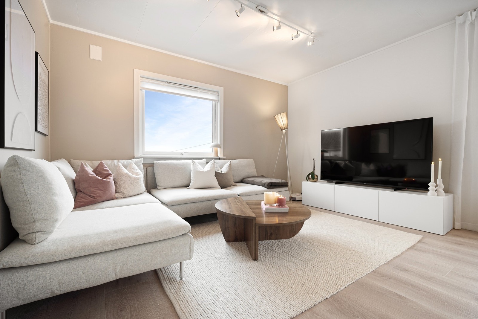 Leiligheten har praktisk planløsning med alt på ett plan Galleribilde