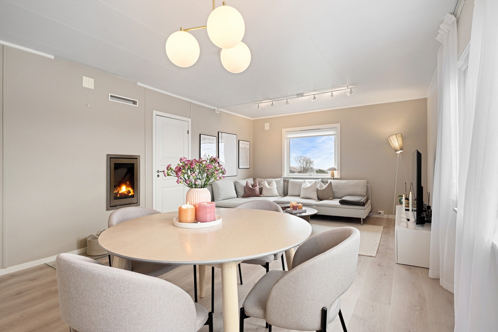 Stuen er romslig med god plass til både spisebord og sofagruppe Galleribilde