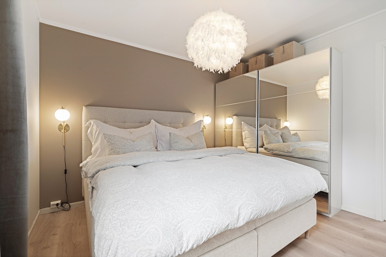 God plass til garderobeskap på hovedsoverommet Galleribilde