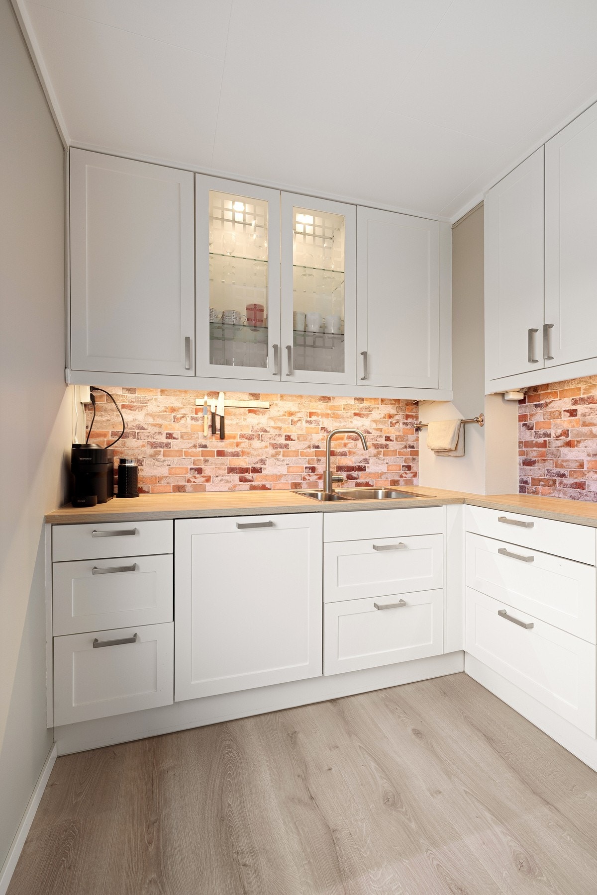 Integrert oppvaskmaskin, komfyr, platetopp og mikro Galleribilde