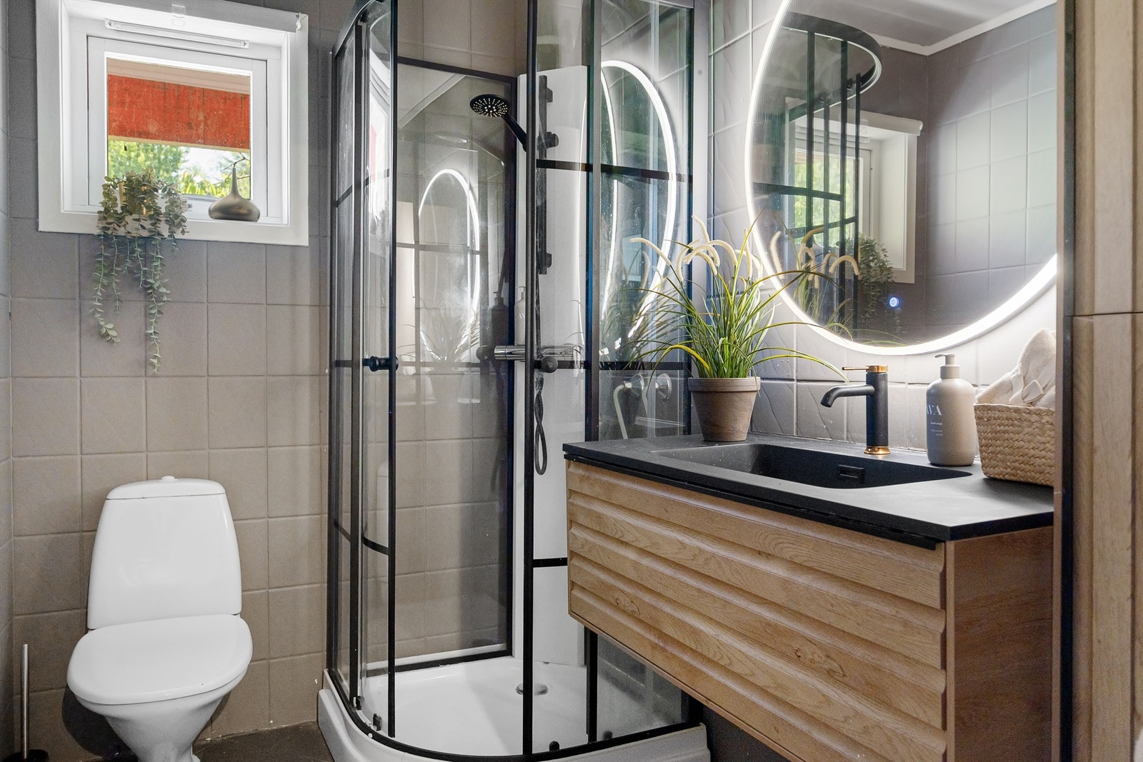 Flisene har en nøytral farge som spiller godt med boligens fargevalg Galleribilde