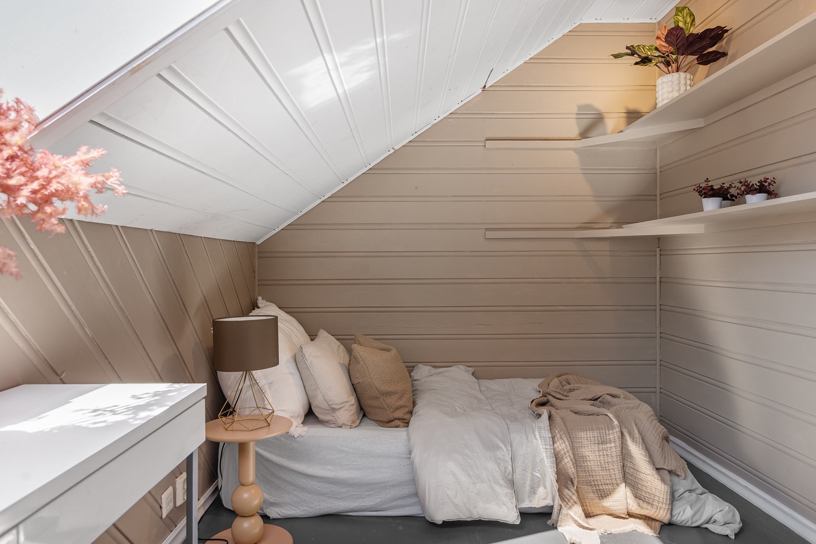 Hylleplass og behagelige farger på soverommet Galleribilde