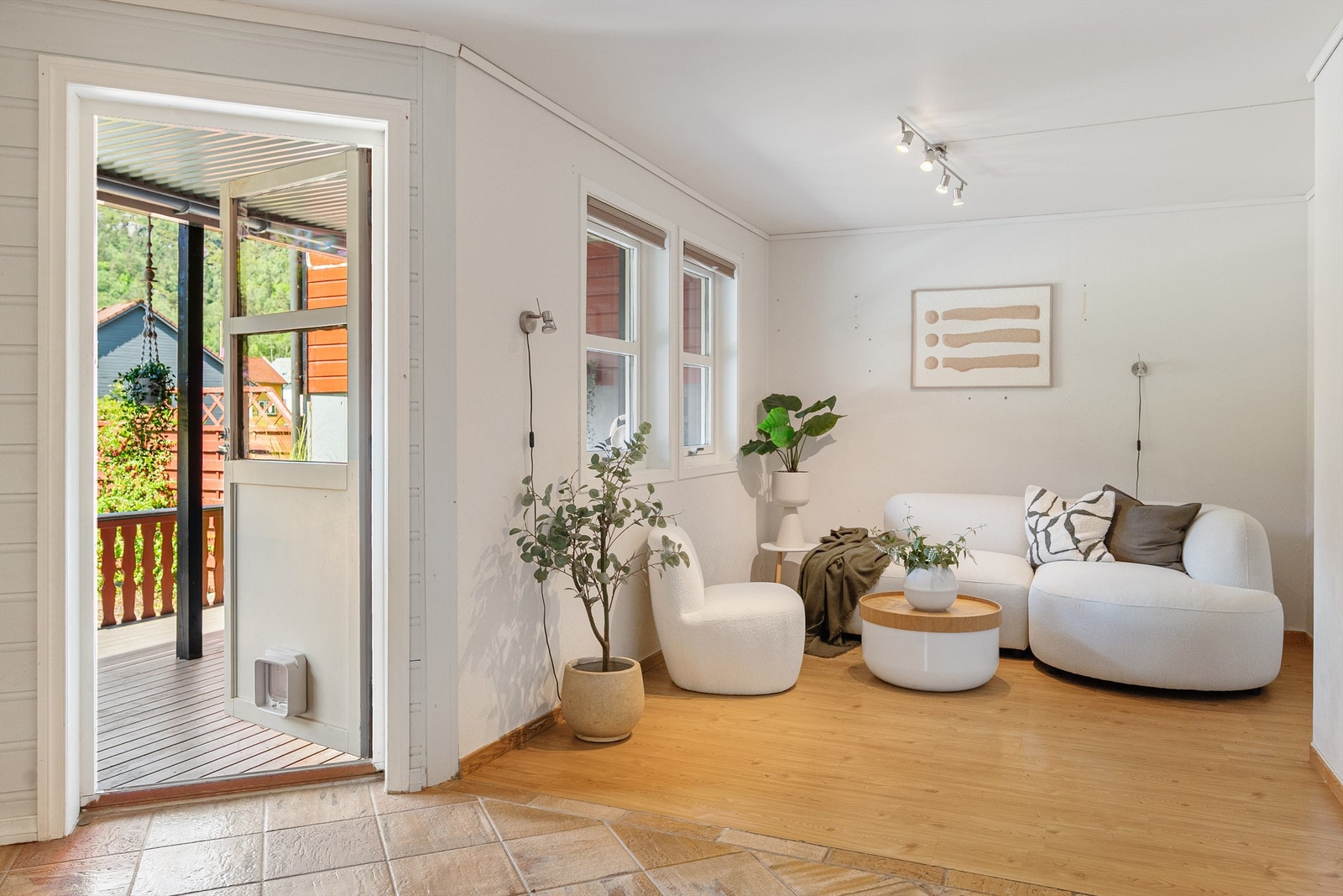 Fra stuen i underetasjen er det utgang til den nedre terrassen Galleribilde