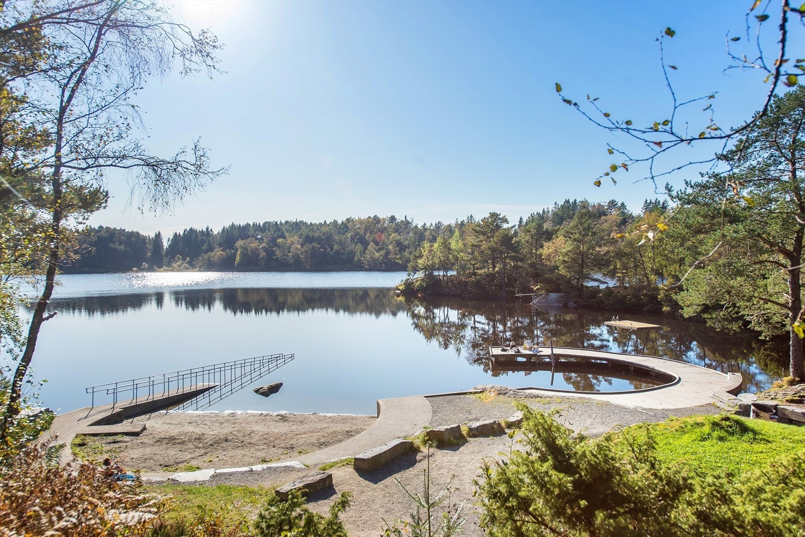- Heller ikke langt til denne nydelige badeplassen i Krohnegården med flere turstier rundt - Galleribilde