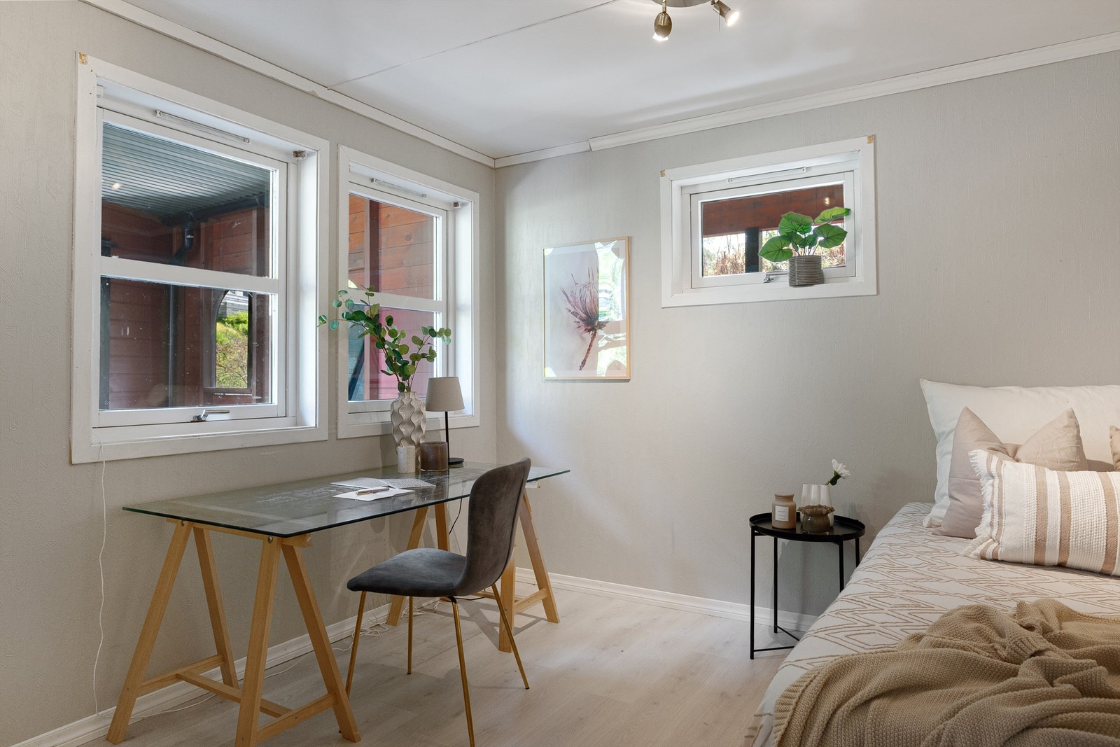 Soverom 4. Gode vindusflater og utsikt ut i hagen foran huset. Galleribilde