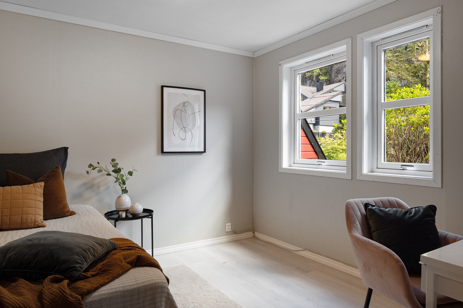 Soverom 3 er plassert i underetasjen. God plass til dobbeltseng og nattbord, samt kontorplass Galleribilde