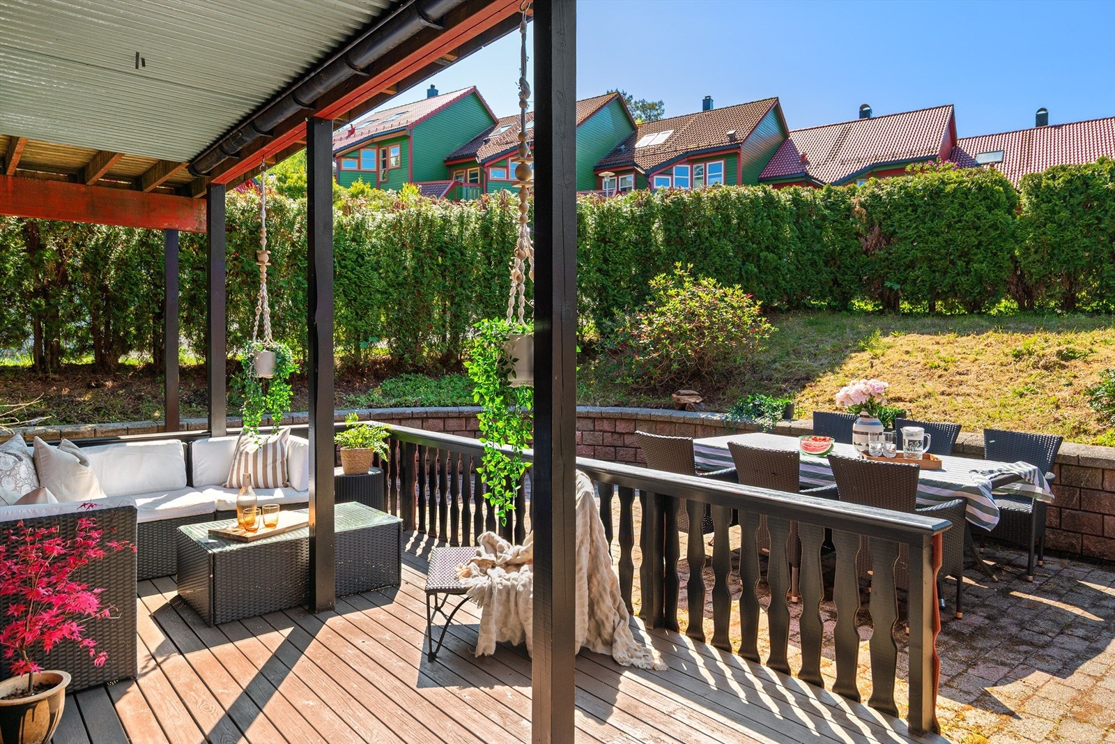 Her har man god plass til sittegruppe og utgang til plattingen og hagen Galleribilde
